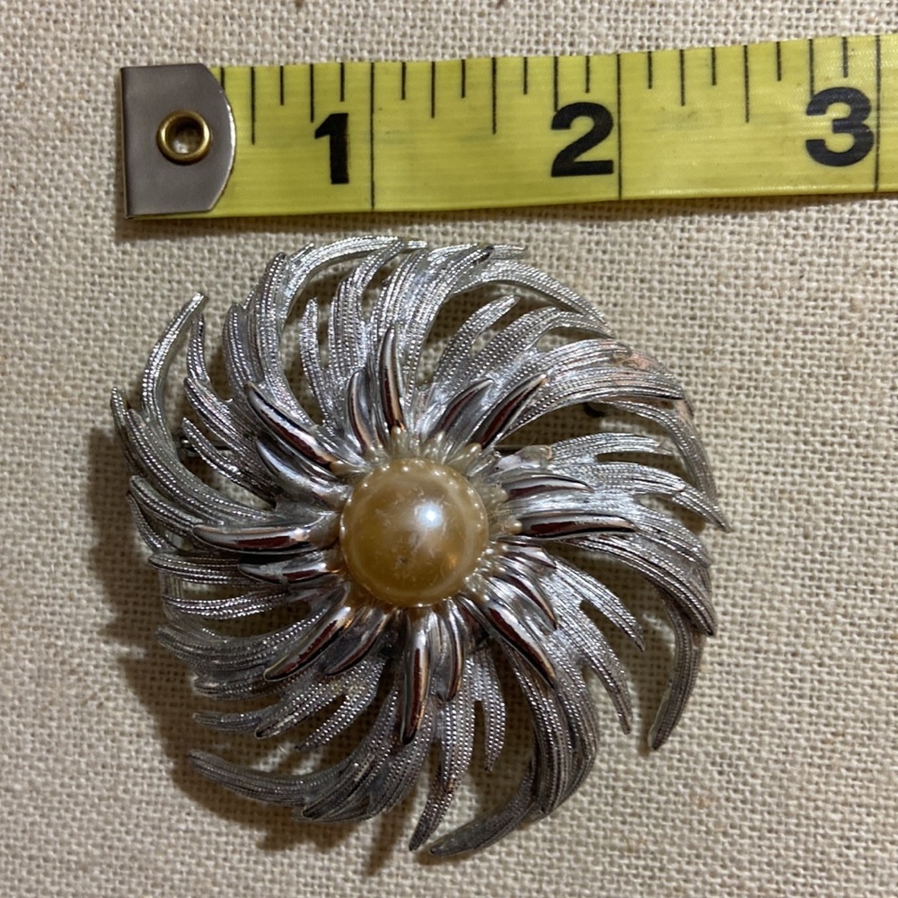 Sarah Coventry Vintage Sunburst Silvertone  Elegant Brooch Pin 4430